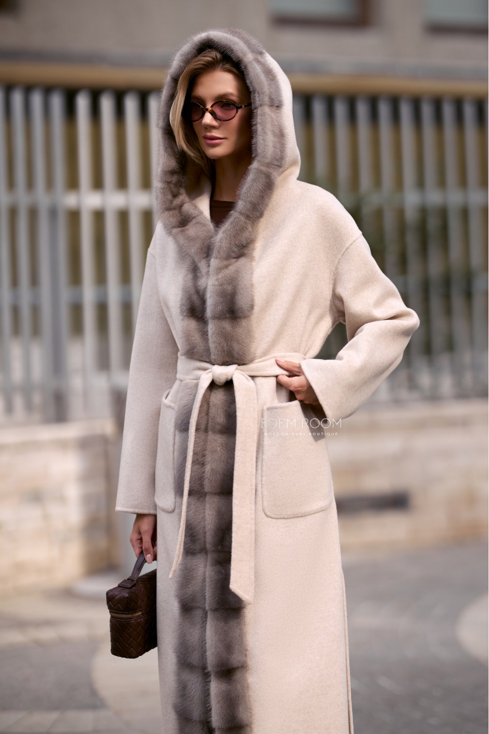 пальто с капюшоном и норкой