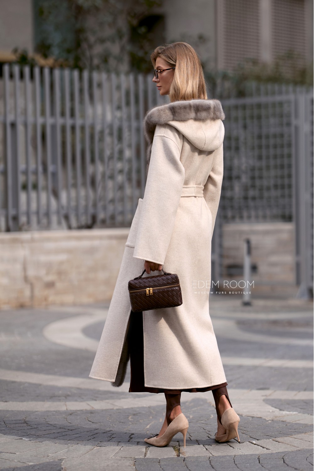 пальто с капюшоном и норкой