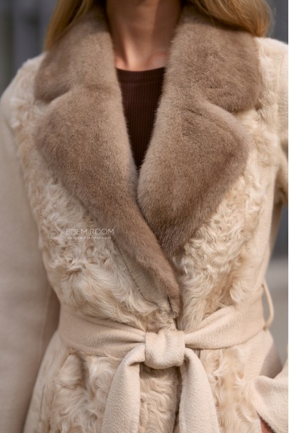 демисезонное пальто с мехом каракульчи