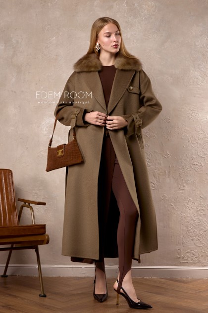 пальто с воротником из куницы