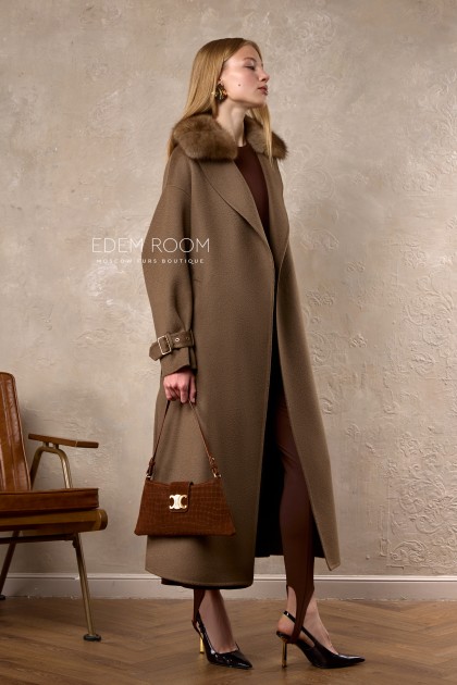 пальто с воротником из куницы