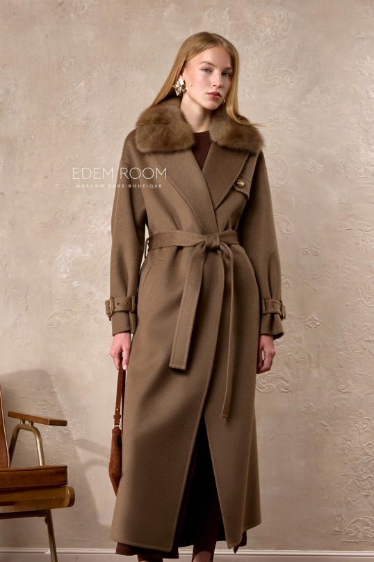 пальто с воротником из куницы