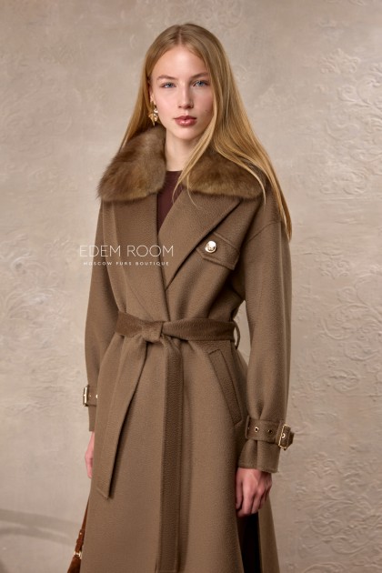 пальто с воротником из куницы