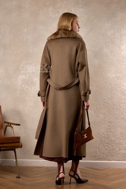 пальто с воротником из куницы