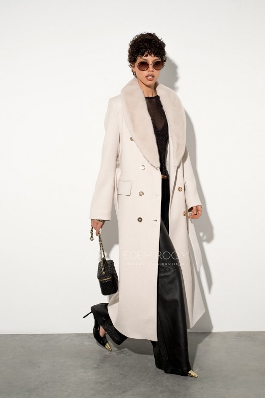 белое пальто с воротником из норки от  Donna Bacconi