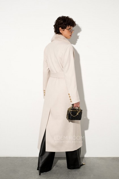 белое пальто с воротником из норки от  Donna Bacconi