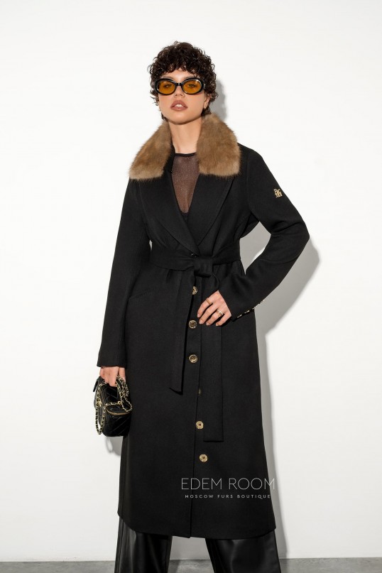 демисезонное чёрное пальто с меховым воротником 