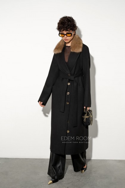 демисезонное чёрное пальто с меховым воротником 
