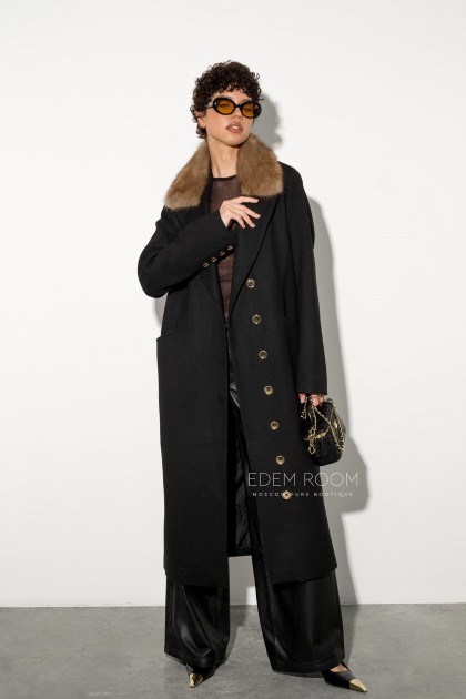 демисезонное чёрное пальто с меховым воротником 
