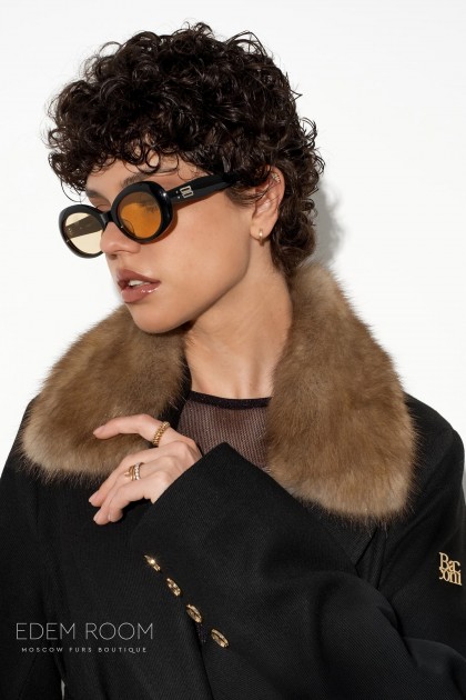 демисезонное чёрное пальто с меховым воротником 