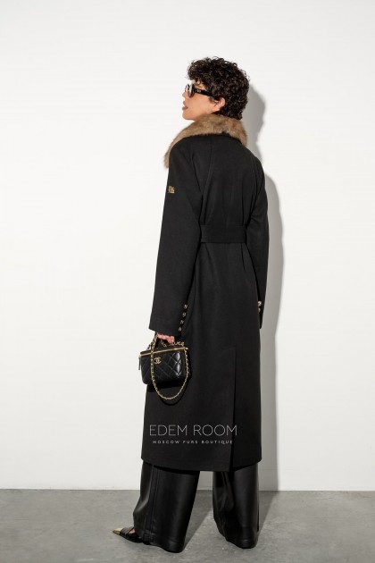 демисезонное чёрное пальто с меховым воротником 