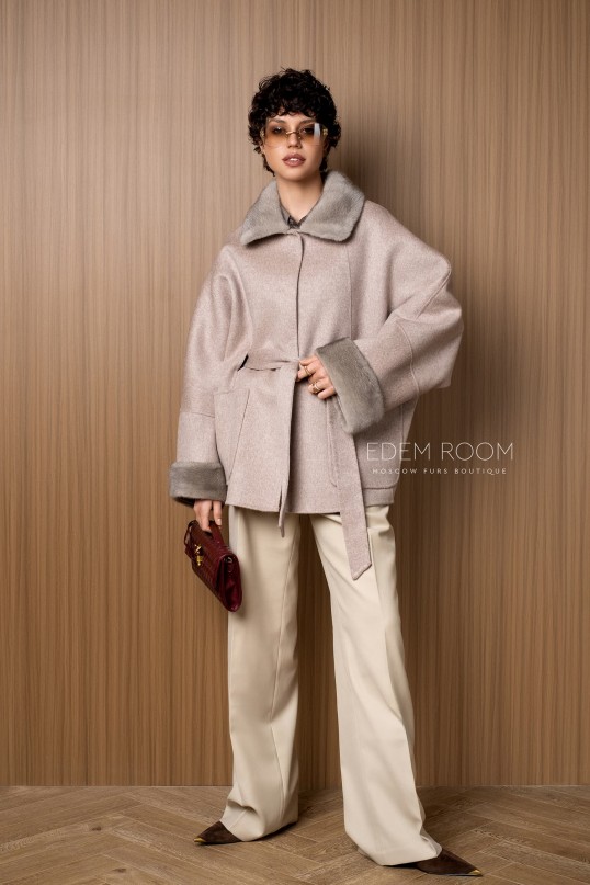 короткое пальто с мехом норки