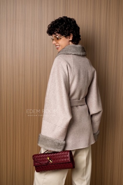 короткое пальто с мехом норки