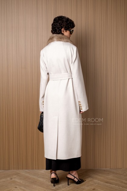 пальто с воротником из куницы