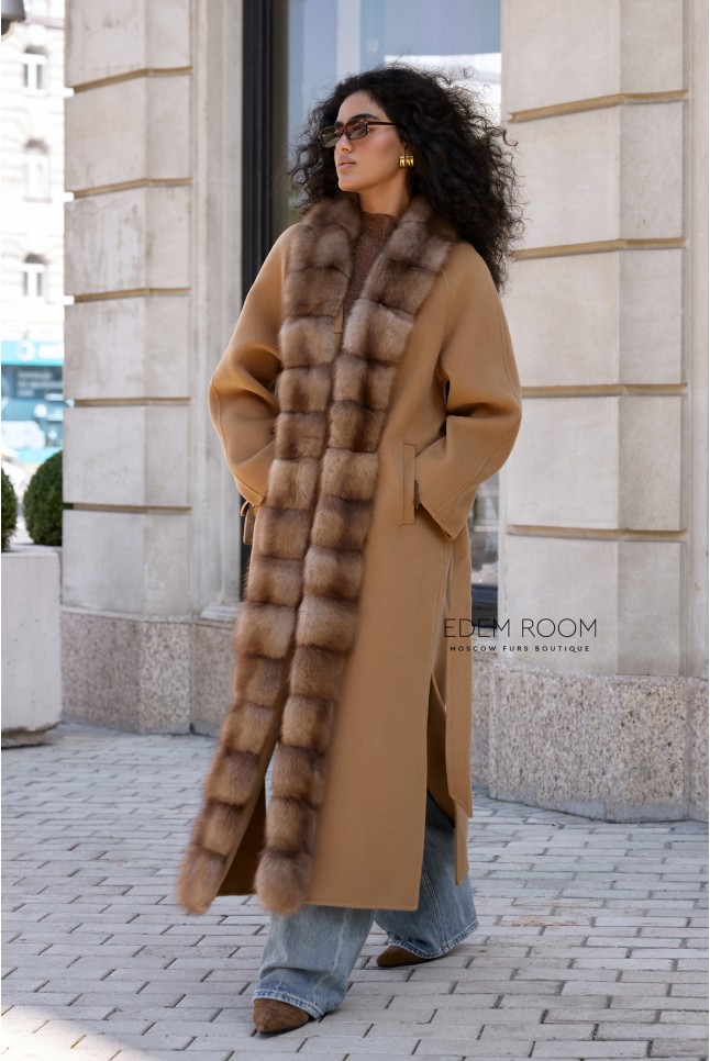 удлинённое пальто с мехом куницы