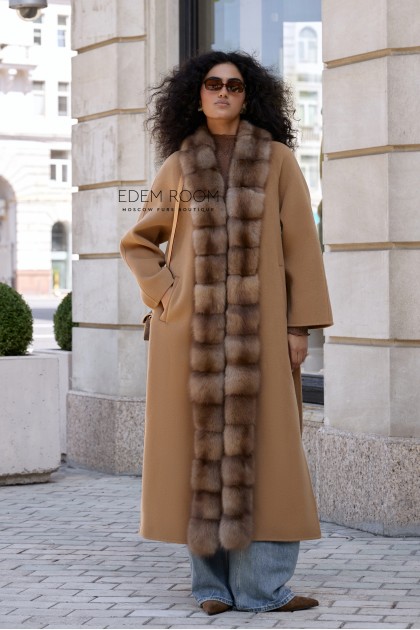 удлинённое пальто с мехом куницы