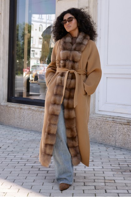 удлинённое пальто с мехом куницы