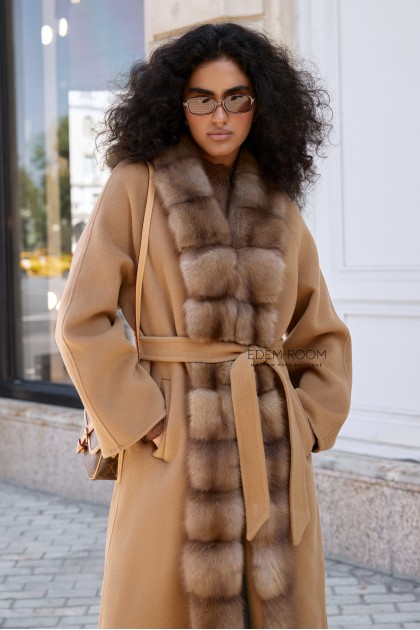 удлинённое пальто с мехом куницы