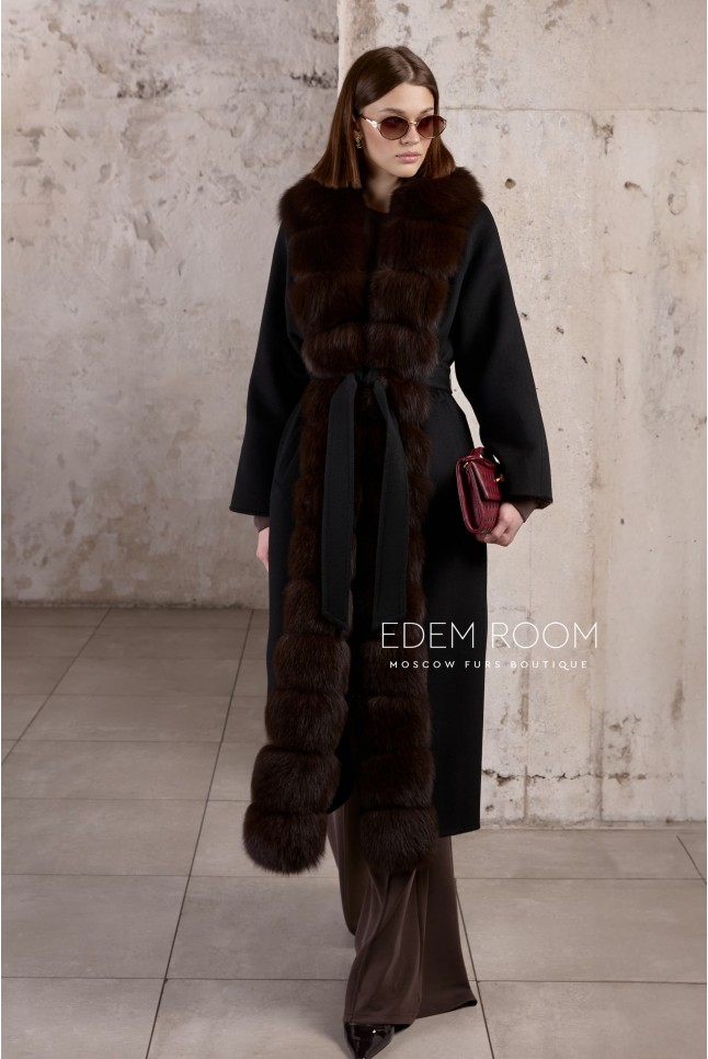 чёрное пальто с мехом песца