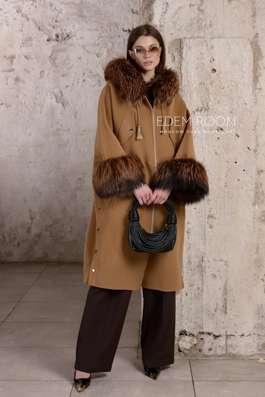 шерстяное пальто с меховыми манжетами