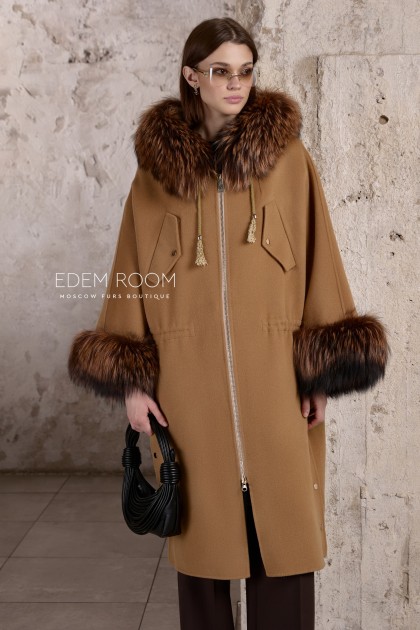 шерстяное пальто с меховыми манжетами