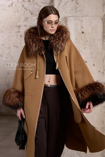 шерстяное пальто с меховыми манжетами