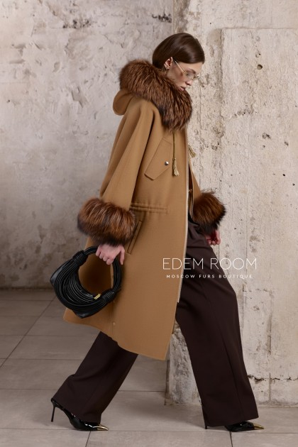 шерстяное пальто с меховыми манжетами