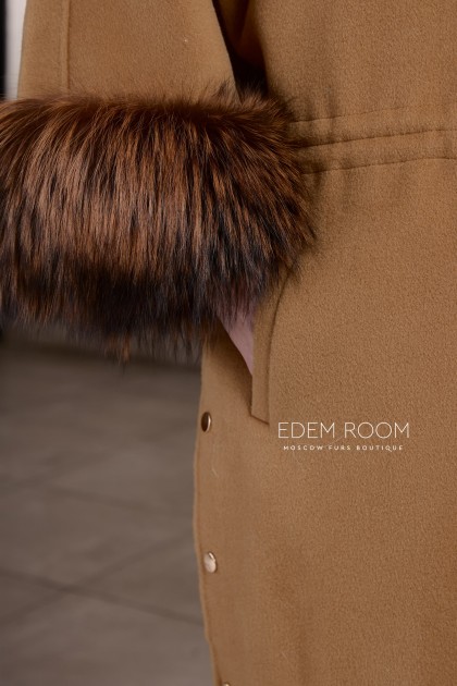 шерстяное пальто с меховыми манжетами