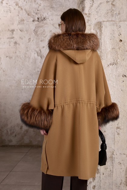 шерстяное пальто с меховыми манжетами