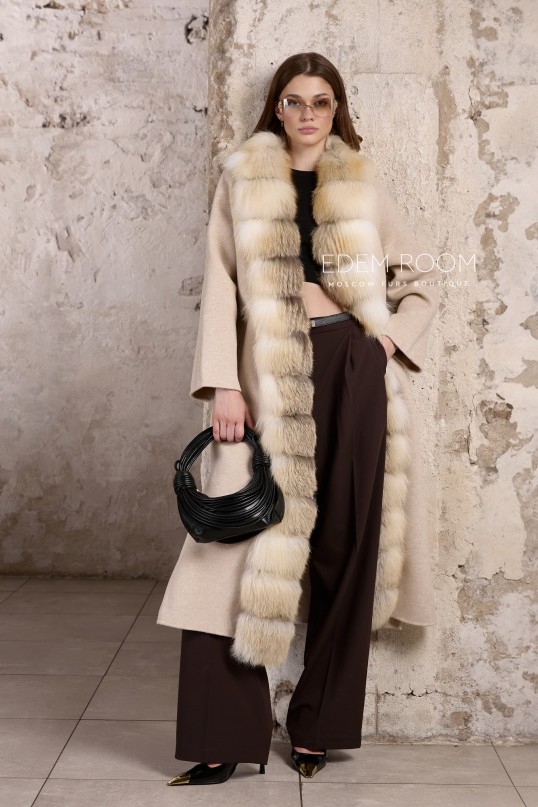 удлиненное пальто с мехом лисы
