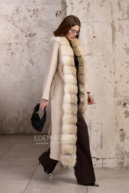 удлиненное пальто с мехом лисы