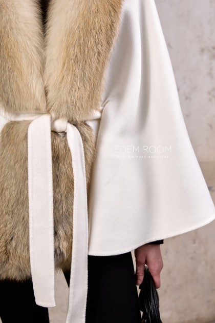 белое пальто - пончо с мехом
