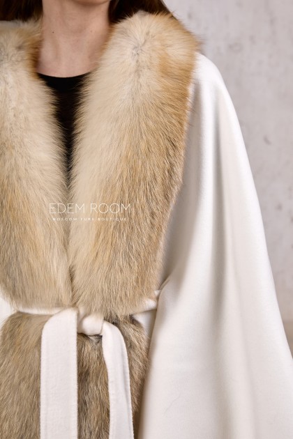 белое пальто - пончо с мехом