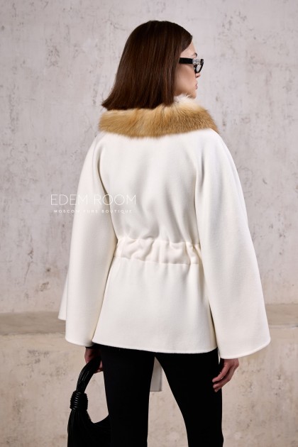 белое пальто - пончо с мехом