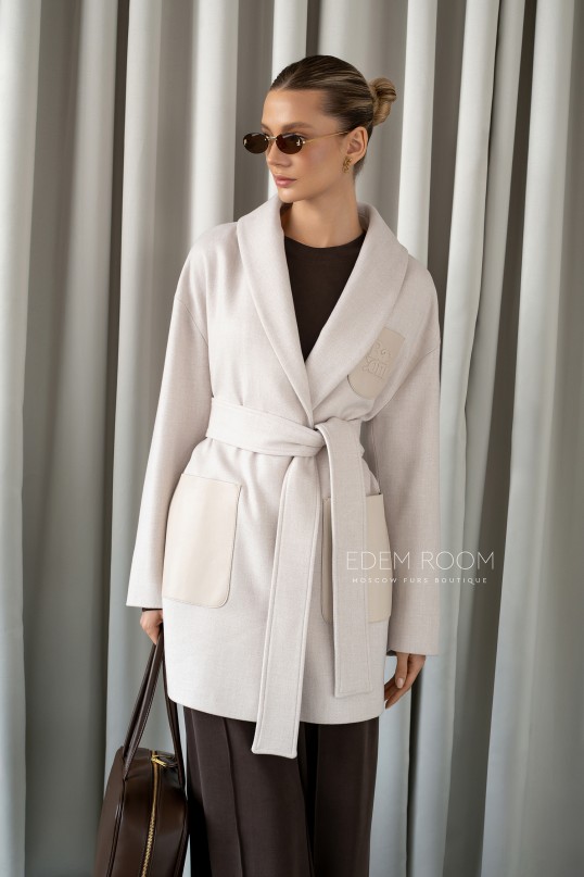светлое пальто с поясом