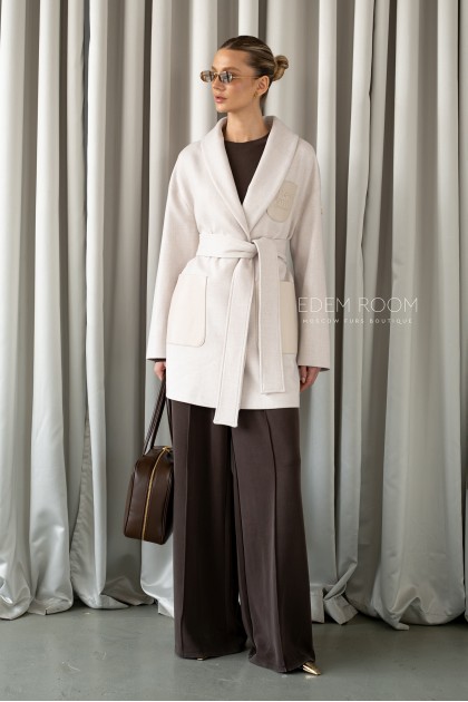 светлое пальто с поясом