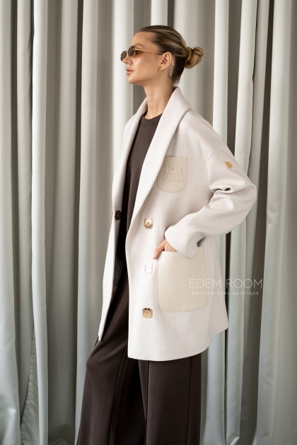 светлое пальто с поясом