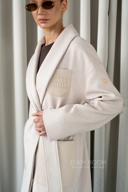 светлое пальто с поясом