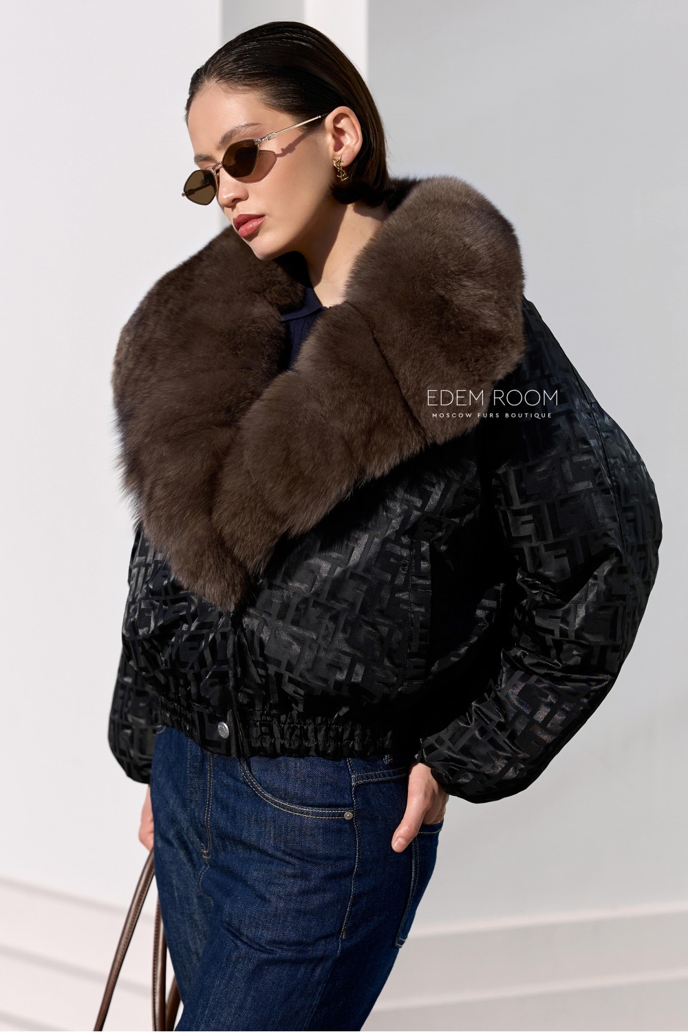 короткий пуховик на резинке