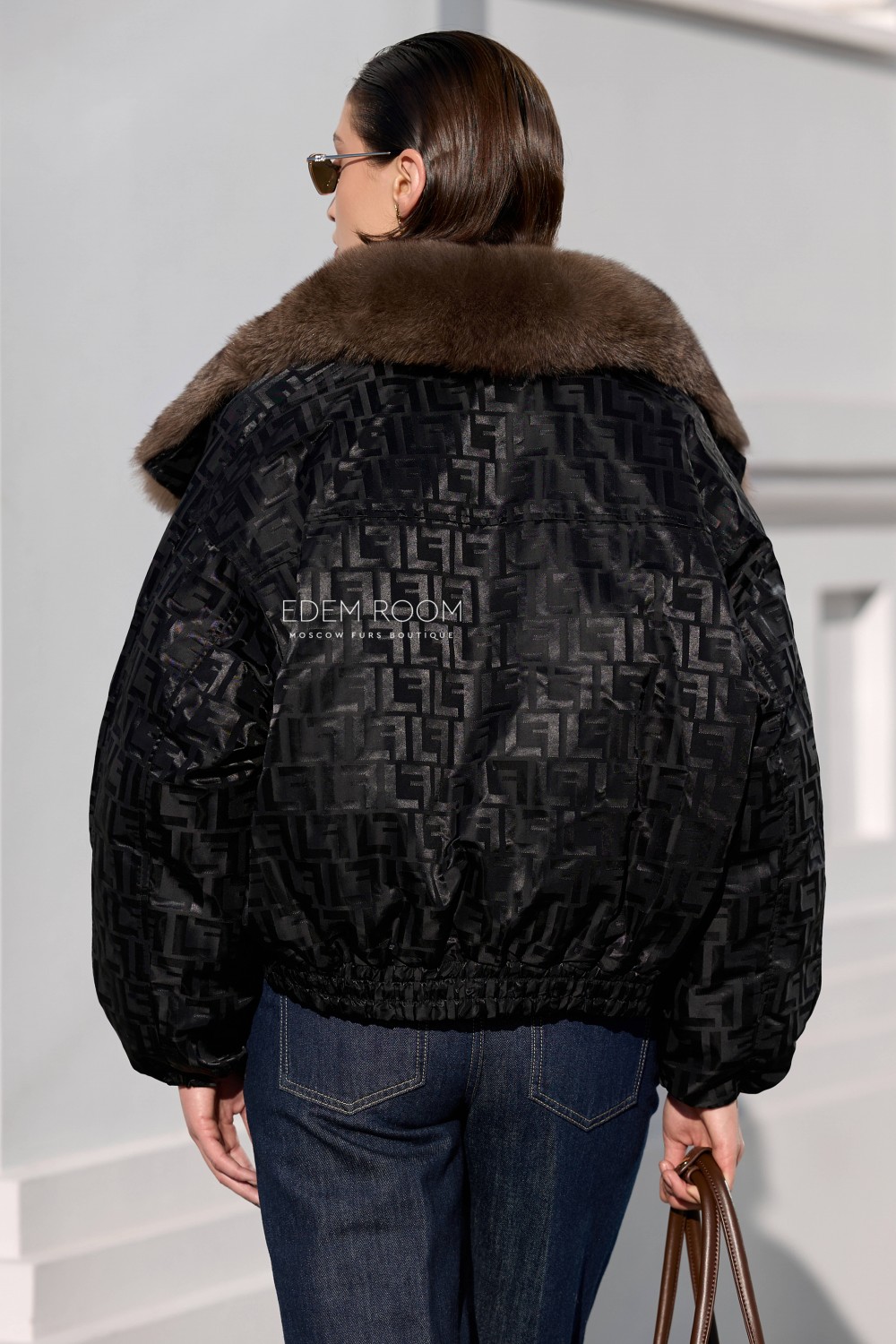 короткий пуховик на резинке