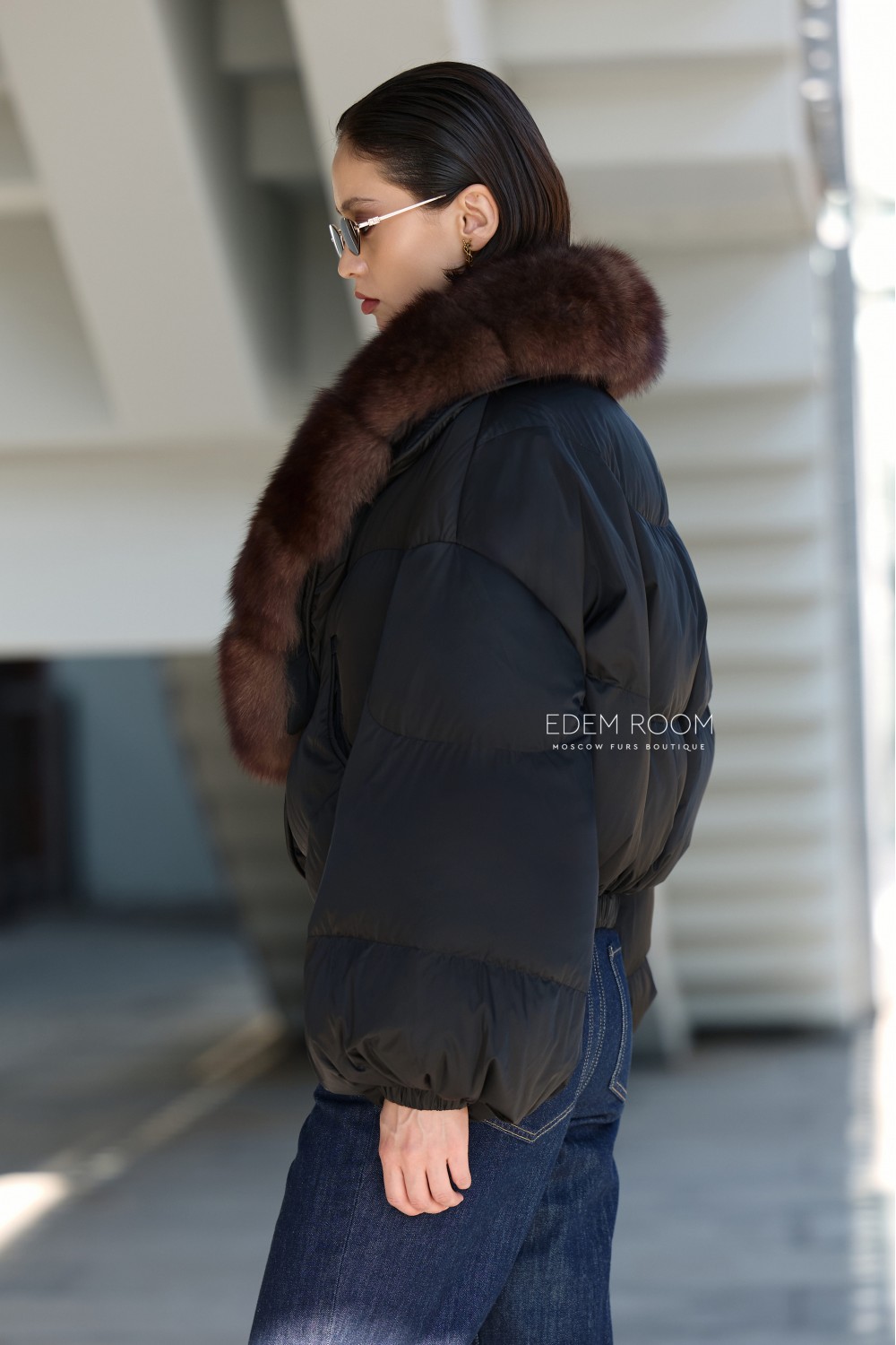 короткая куртка - пуховик с меховым вротником