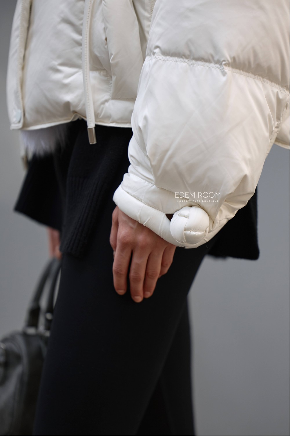 белый короткий пуховик с мехом