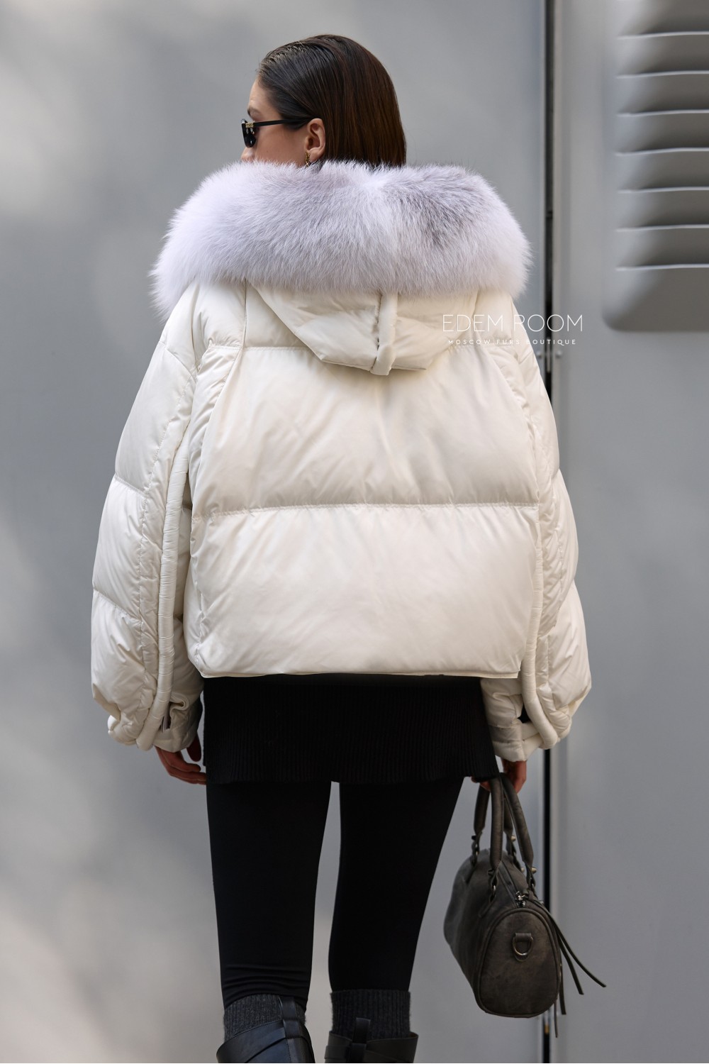 белый короткий пуховик с мехом