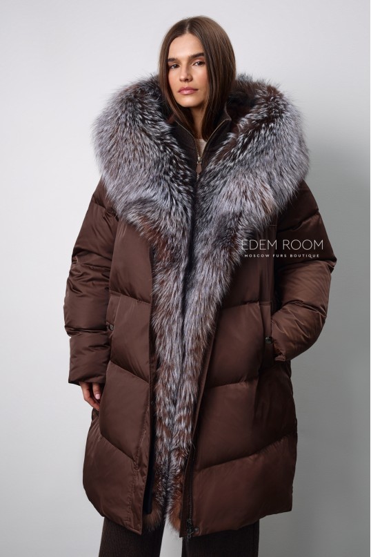 коричневое пуховое пальто с мехом
