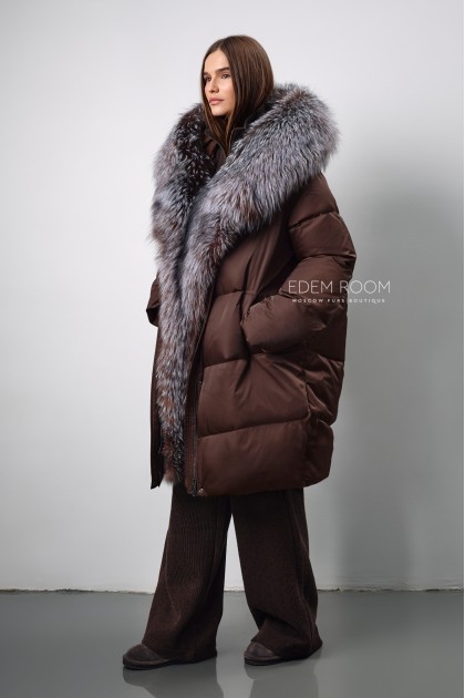 коричневое пуховое пальто с мехом