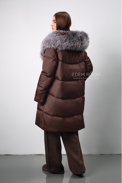 коричневое пуховое пальто с мехом