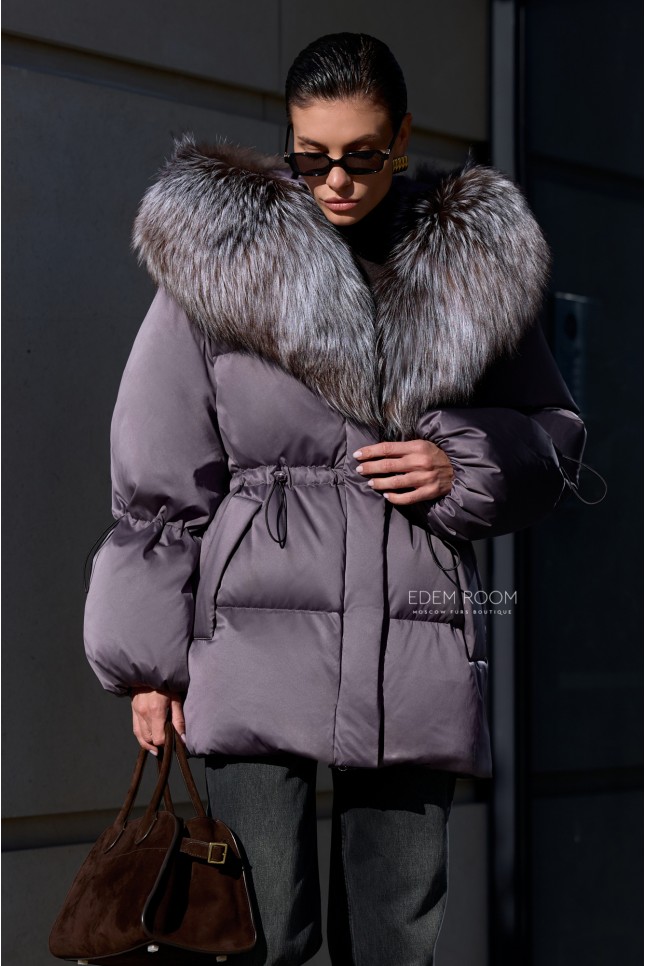 куртка на пухе с меховым капюшоном