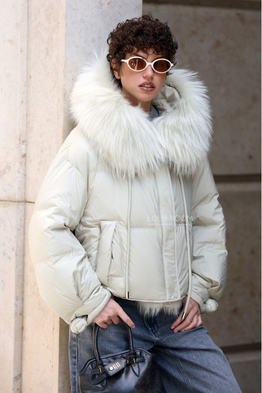 короткий пуховик с меховым капюшоном