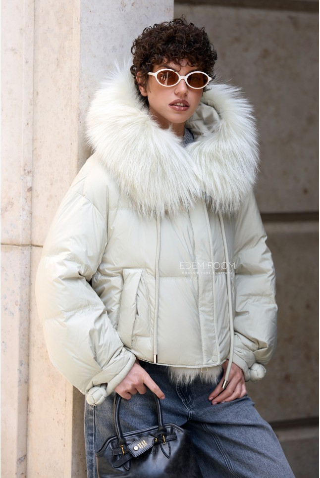 короткий пуховик с меховым капюшоном