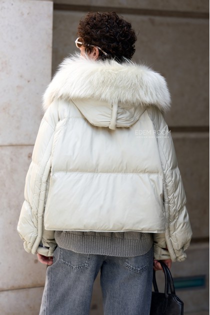 короткий пуховик с меховым капюшоном